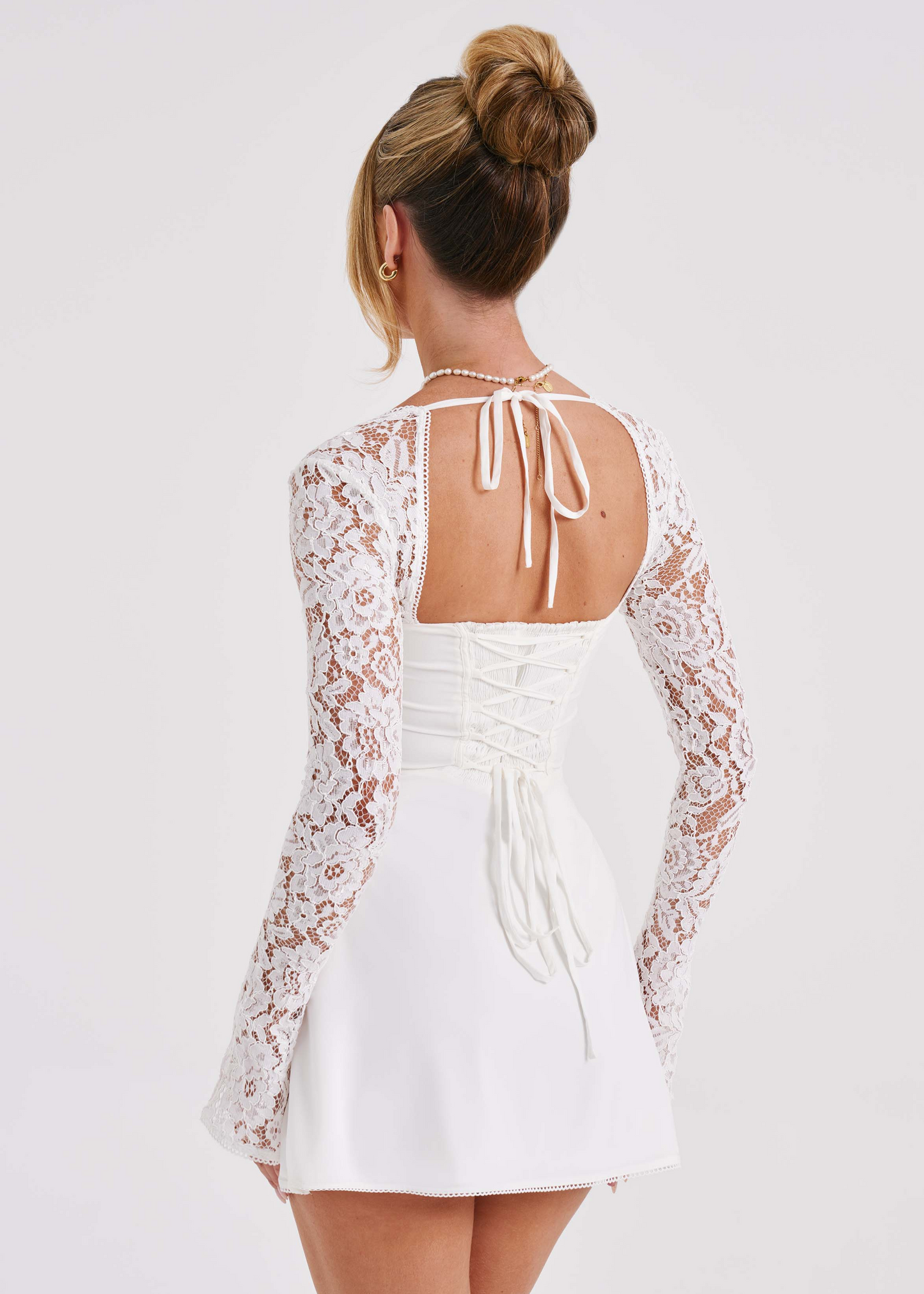 Isabella – Robe courte en dentelle
