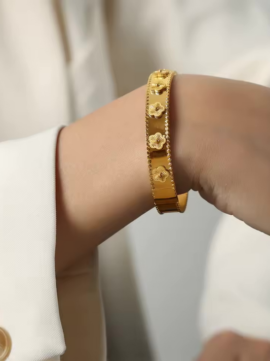 Bracciale raffinato con dettagli floreali