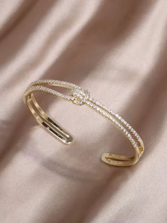 Delicato set di bracciali con nodo