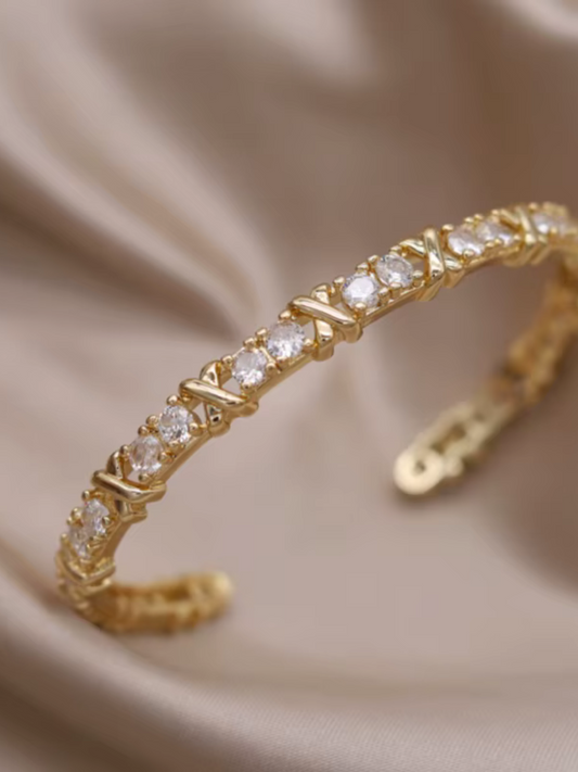 Bracciale con croce in oro incastonata con pietre