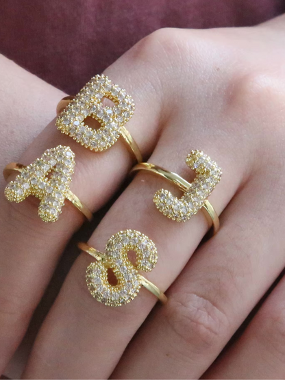 Anello con lettera personalizzata
